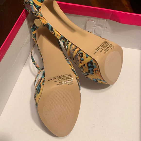 Abstract print heeled scandal size 8 1/2 - Picture 6 of 8
